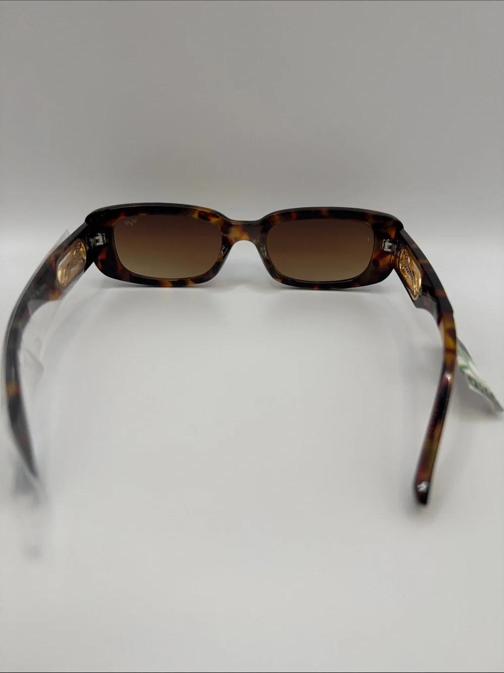 The Unbranded Brand chic tortoiseshell